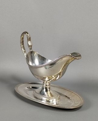 un service en argent ancien composé d'une soucoupe et d'une cuillère