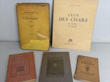 trois livres sont posés sur une table les uns à côté des autres