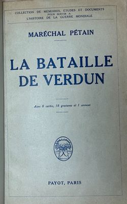 un vieux livre avec des inscriptions bleues, posé sur une table