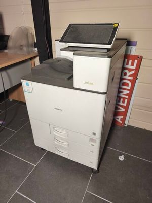 une imprimante posée sur un bureau