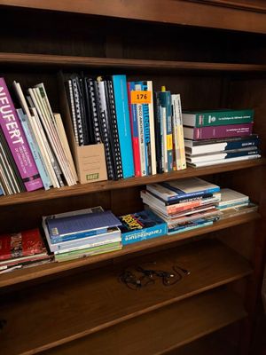 une étagère avec de nombreux livres dans une pièce