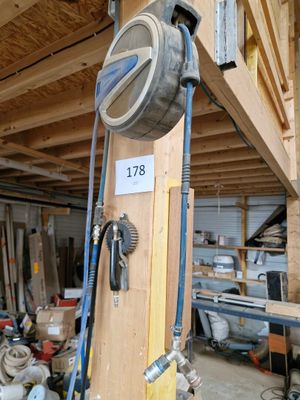une image d'un garage avec beaucoup d'outils