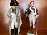 deux figurines représentant des hommes en uniforme militaire posées sur une table