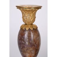 PAIRE DE BOUGEOIRS CHARLES X en bronze et spath fluor. (photo 4)