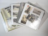 tout un tas de vieilles cartes postales posées sur une table