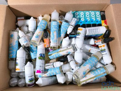 une boîte en carton remplie de nombreux types de dentifrice différents