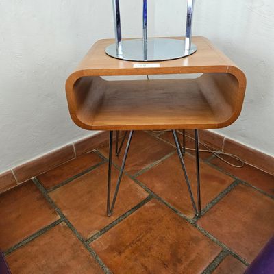 une petite table sur laquelle se trouve un miroir