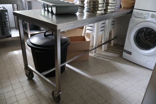 Table inox à entretoise