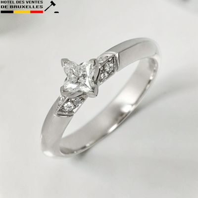 une photo d'une bague en diamant sur fond blanc