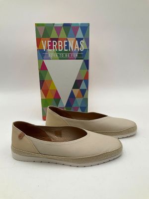 une paire de chaussures pour femme avec une boîte sur le côté