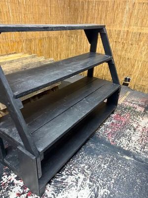 une étagère noire surmontée de trois tablettes
