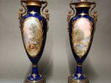 paire de vases bleus et or posés sur une table