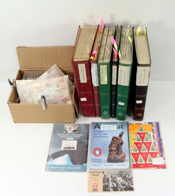 Plusieurs livres sont posés dans une boîte sur une surface blanche.