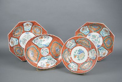 JAPON Réunion de 2 plats octogonaux, une assiette et un plat…