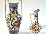 deux vases posés l'un à côté de l'autre sur une surface blanche