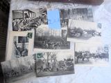 plusieurs vieilles photos en noir et blanc représentant des chevaux et des personnes, posées sur une table