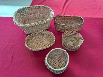 Cinq panières en osier. XXe. L.