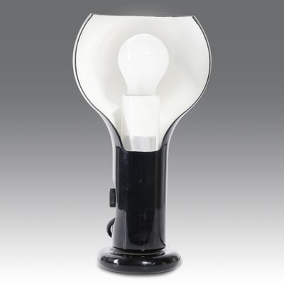une lampe en noir et blanc équipée d'une ampoule