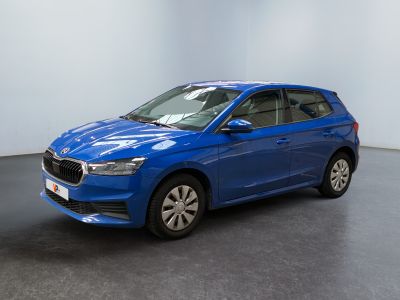 une voiture bleue garée dans une pièce au sol noir