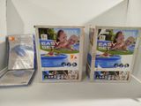 deux boîtes de produits pour bébés posées côte à côte sur une étagère