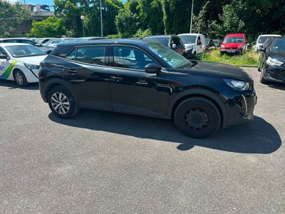 une photo d'un SUV noir garé sur un parking