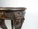 une table en bois sur laquelle est sculpté un visage