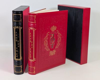 deux livres posés l'un à côté de l'autre sur une table