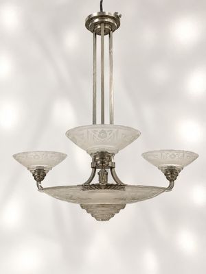 un lustre muni de trois abat-jours en verre suspendu au plafond