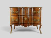 Commode à façade arbalète en noyer mouluré patiné.