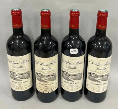 trois bouteilles de vin rouge sont alignées sur une table