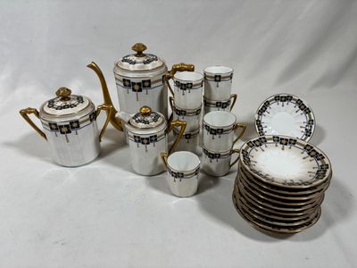 de nombreux types de cafetières et de tasses sur la table