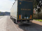 un camion qui roule sur la route pendant la journée