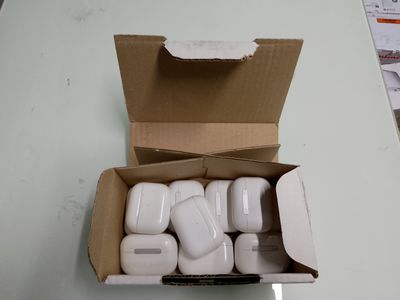 une boîte d'AirPods blancs posée sur une table