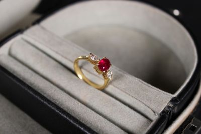 une bague en or sertie d'une pierre rouge, dans une boîte