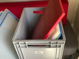 une pile de récipients en plastique posée sur une table