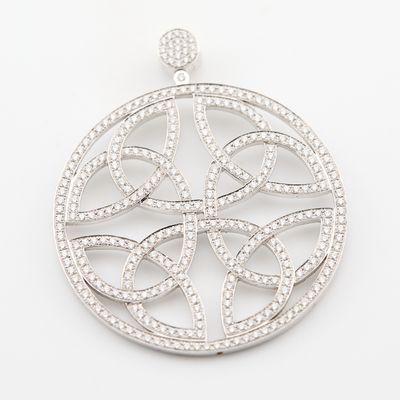 un pendentif en or blanc et diamants, de forme circulaire