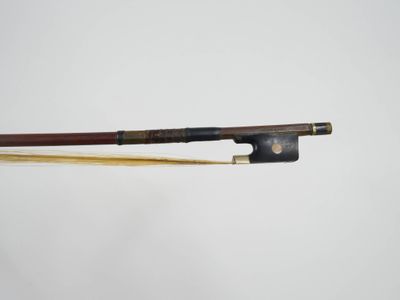 un archet de violon avec un manche en bois sur fond blanc