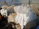 une pile de sacs posés à l'arrière d'un camion