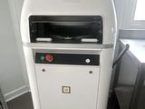 une machine posée sur le sol de la cuisine