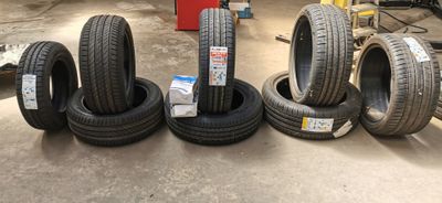 plusieurs pneus empilés les uns sur les autres dans un garage