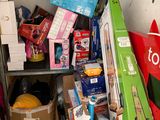 une pile de cartons empilés les uns sur les autres sur une étagère dans une pièce