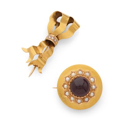ENSEMBLE DE DEUX BROCHES - 1 broche ronde ornée d'un motif v…