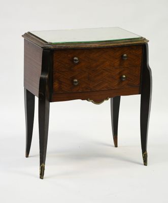 une image représentant une petite table avec un plateau en verre