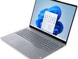 l'ordinateur portable est ouvert sur une surface blanche avec un fond bleu