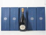 une bouteille de vin posée à côté de trois boîtes bleues