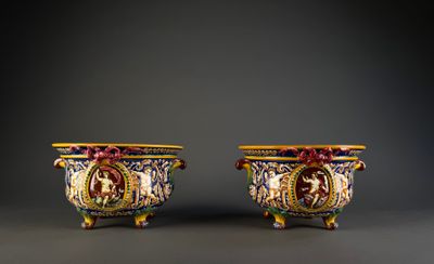 paire de vases ornés de représentations d'un homme et d'une femme