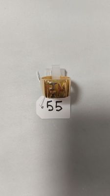 un gros plan sur un petit bout de papier posé sur une surface blanche