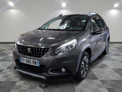 la voiture grise est garée sur un sol en damier dans le garage