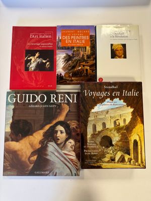 de nombreux livres qui se trouvent sur la table