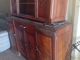 une armoire en bois posée dans un coin d'une pièce